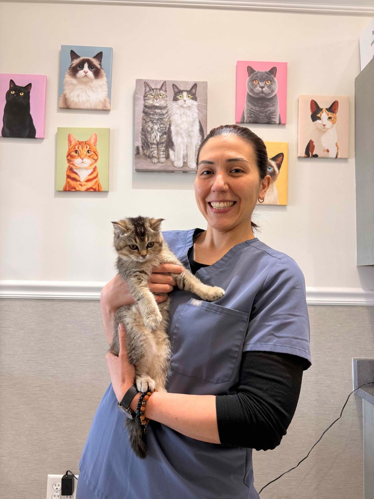 Veterinaria sosteniendo un gatito
